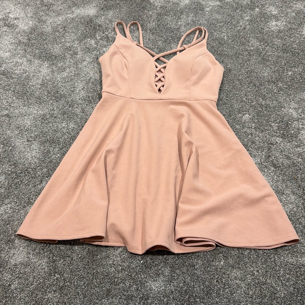 SPEECHLESS- Women’s V-neck Champagne Pink Dress
Women’s Size Small